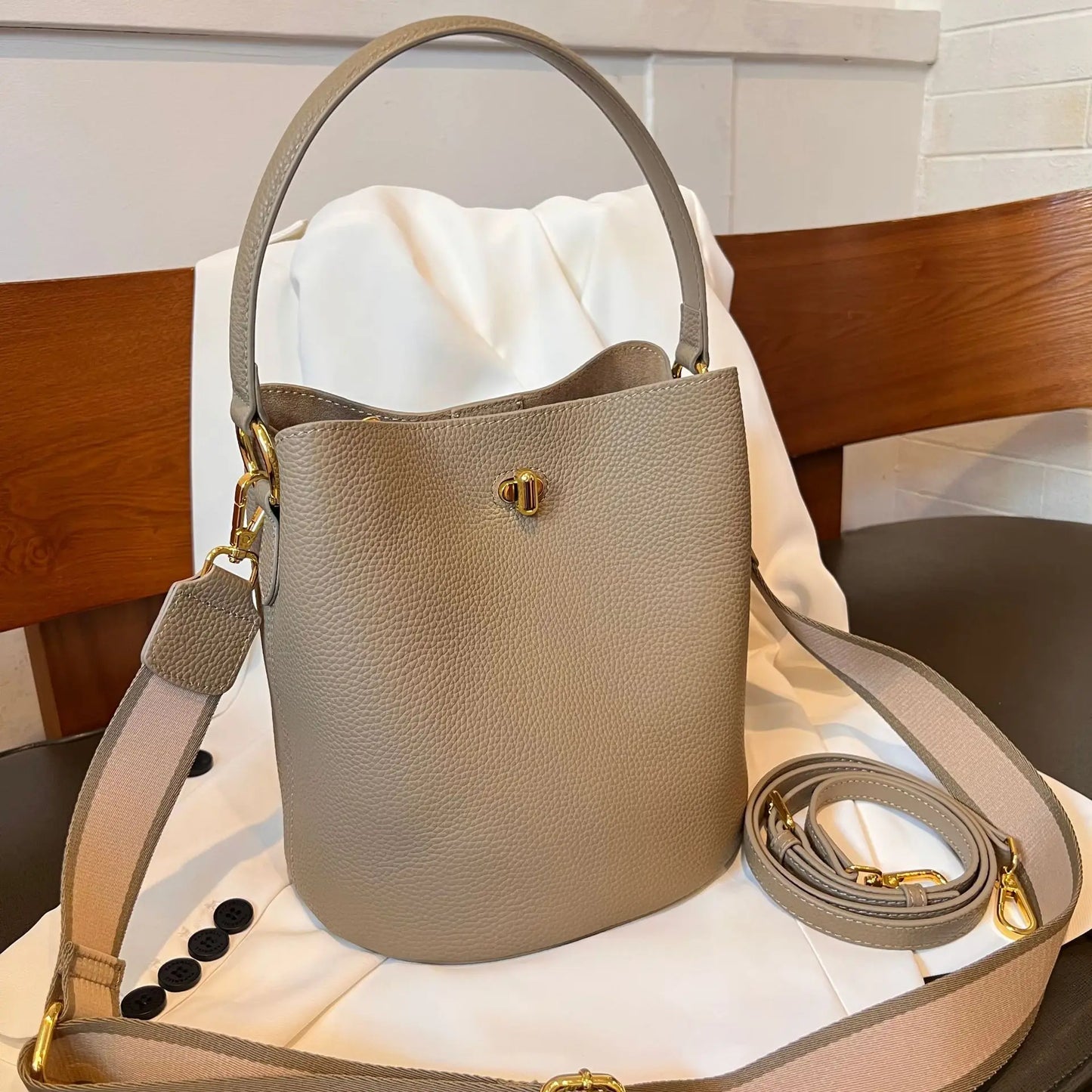 2025 New Women's Bucket Bag Simple Leather Handbag