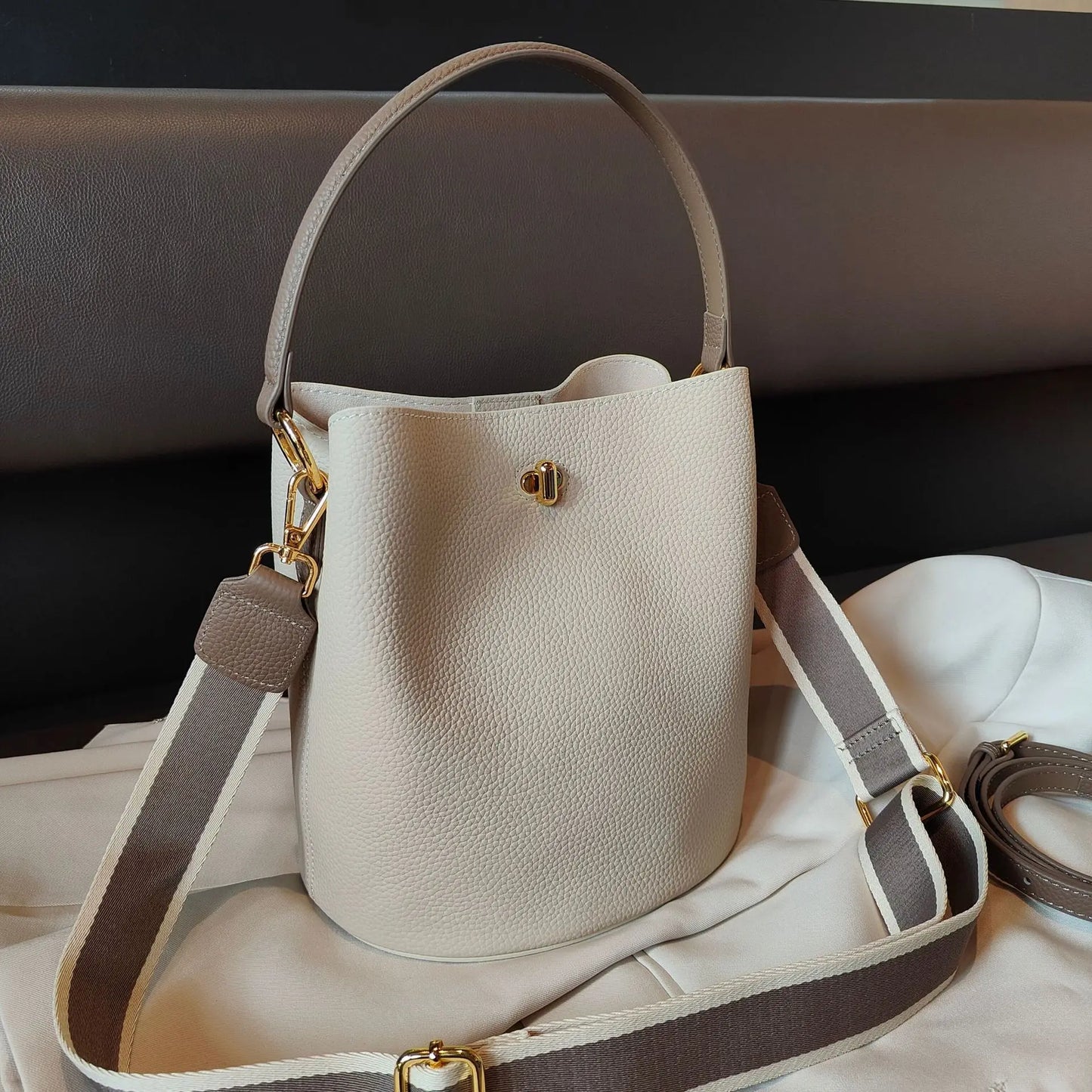 2025 New Women's Bucket Bag Simple Leather Handbag