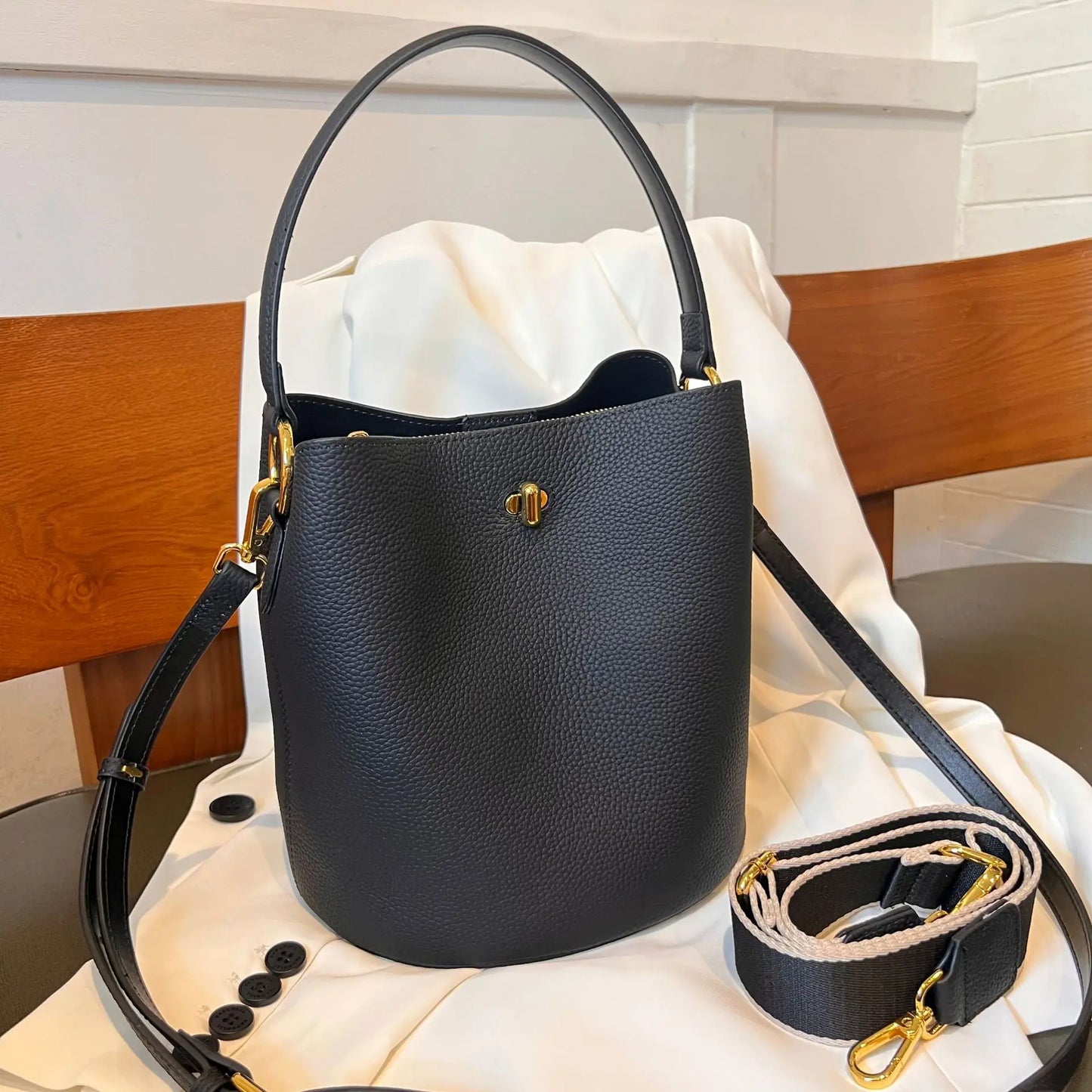 2025 New Women's Bucket Bag Simple Leather Handbag