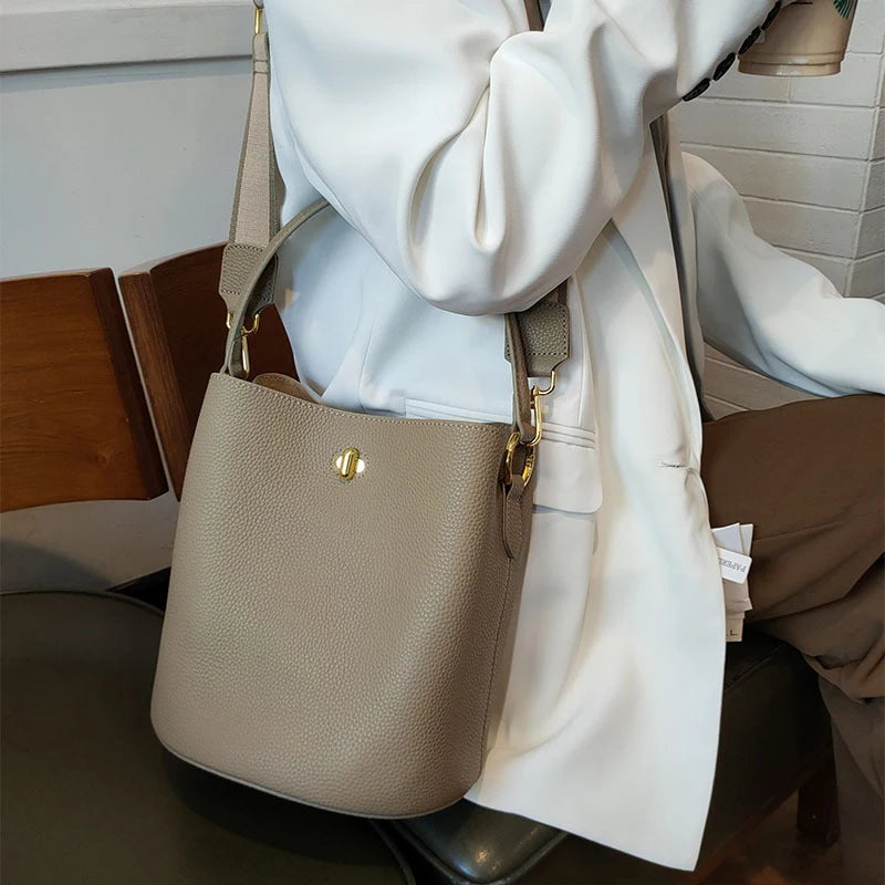 2025 New Women's Bucket Bag Simple Leather Handbag