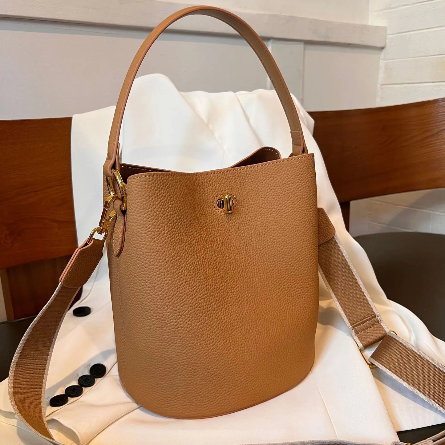 2025 New Women's Bucket Bag Simple Leather Handbag
