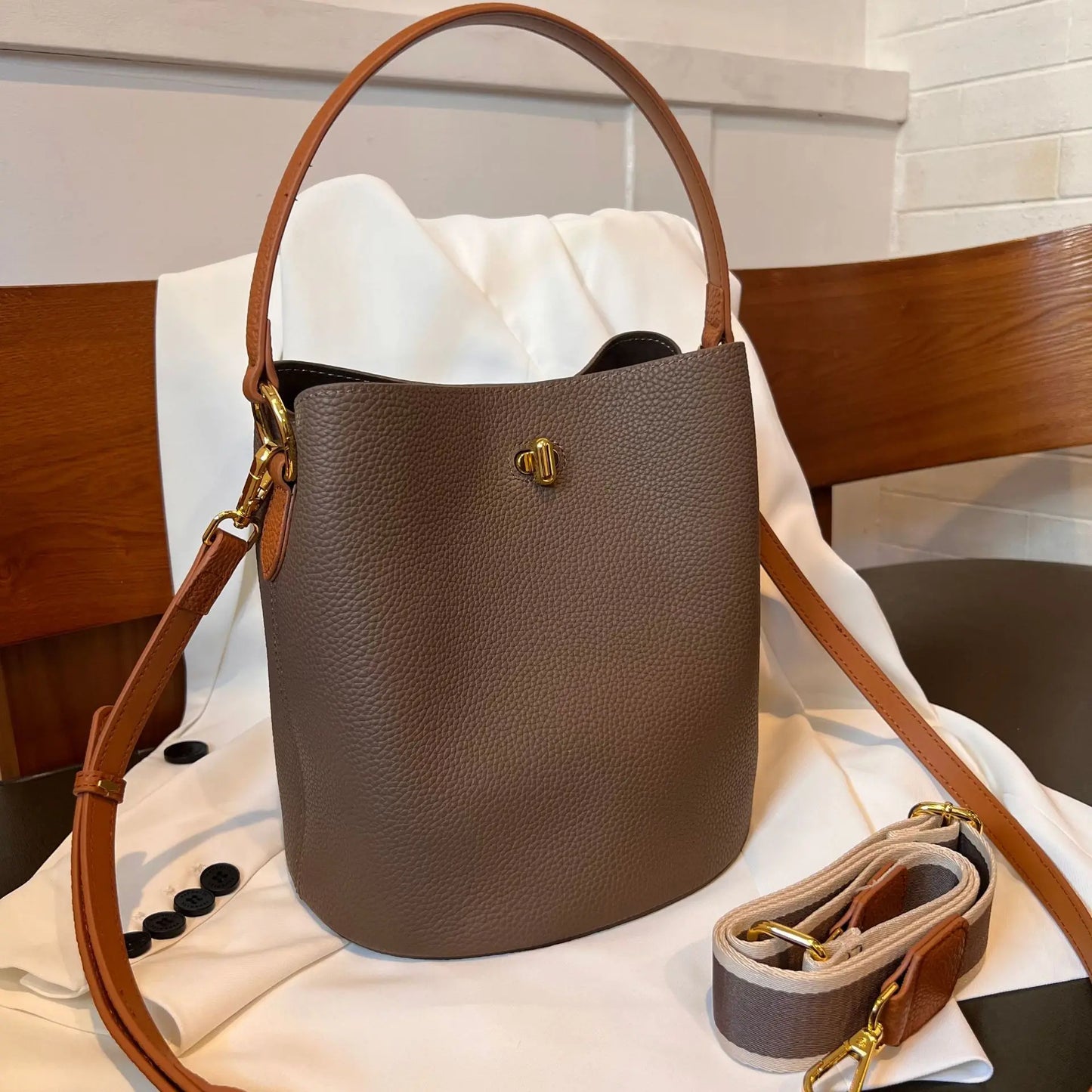 2025 New Women's Bucket Bag Simple Leather Handbag