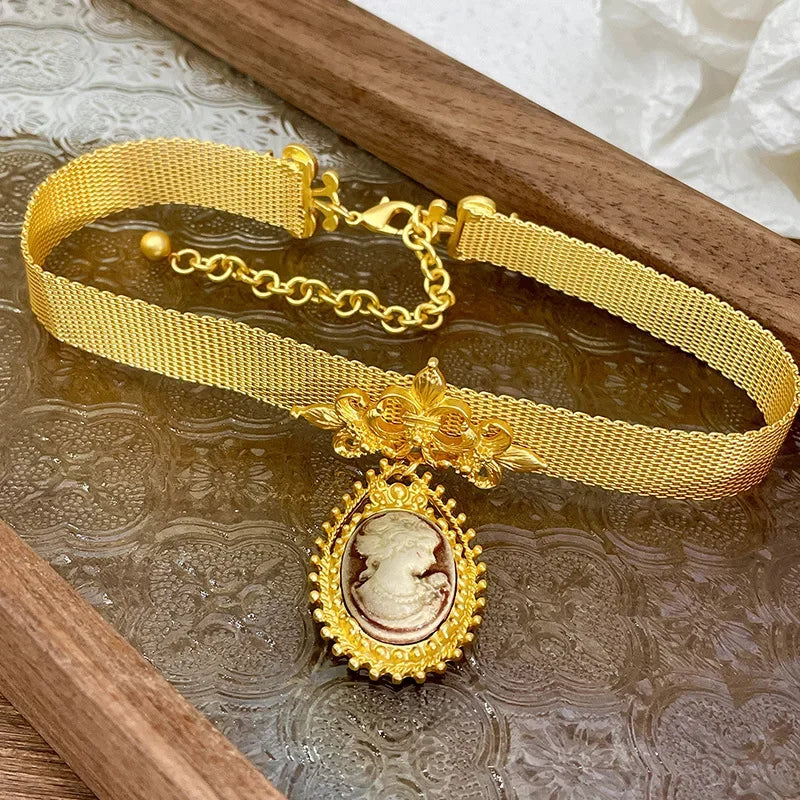 Elegant Vintage Collarbone Oval Portrait Chain Necklace for Women