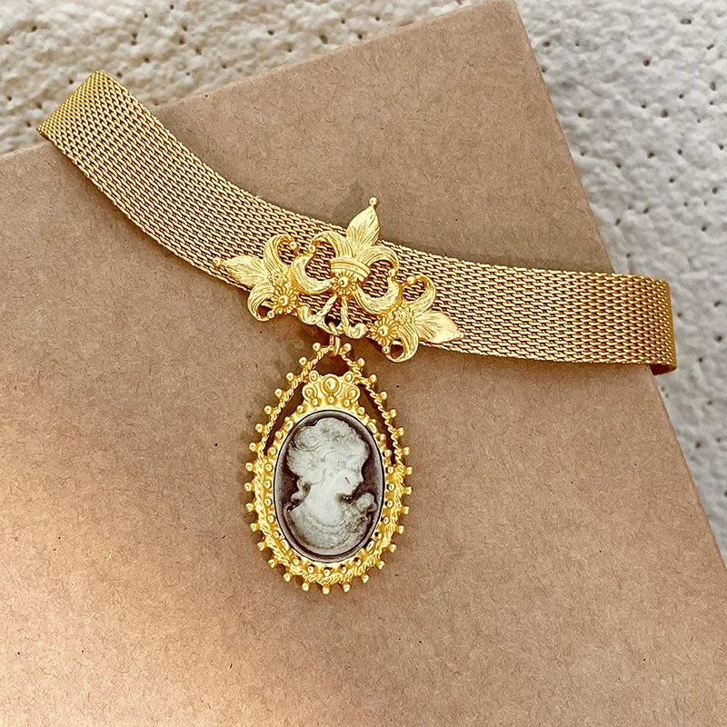 Elegant Vintage Collarbone Oval Portrait Chain Necklace for Women
