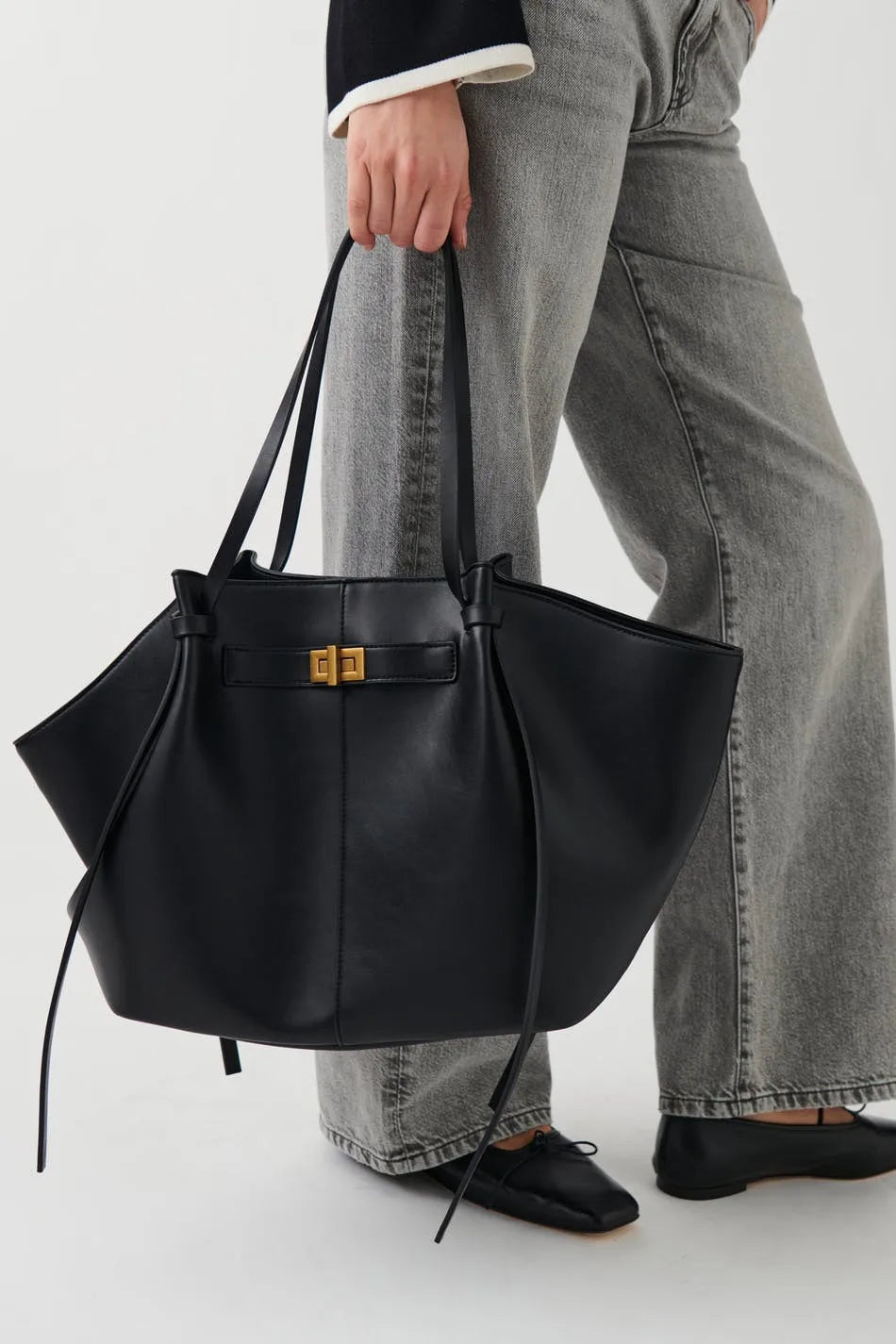 Large Capacity Trapeze Shoulder Bag for Women – Designer PU Leather Tote with Metal Lock | High-Quality