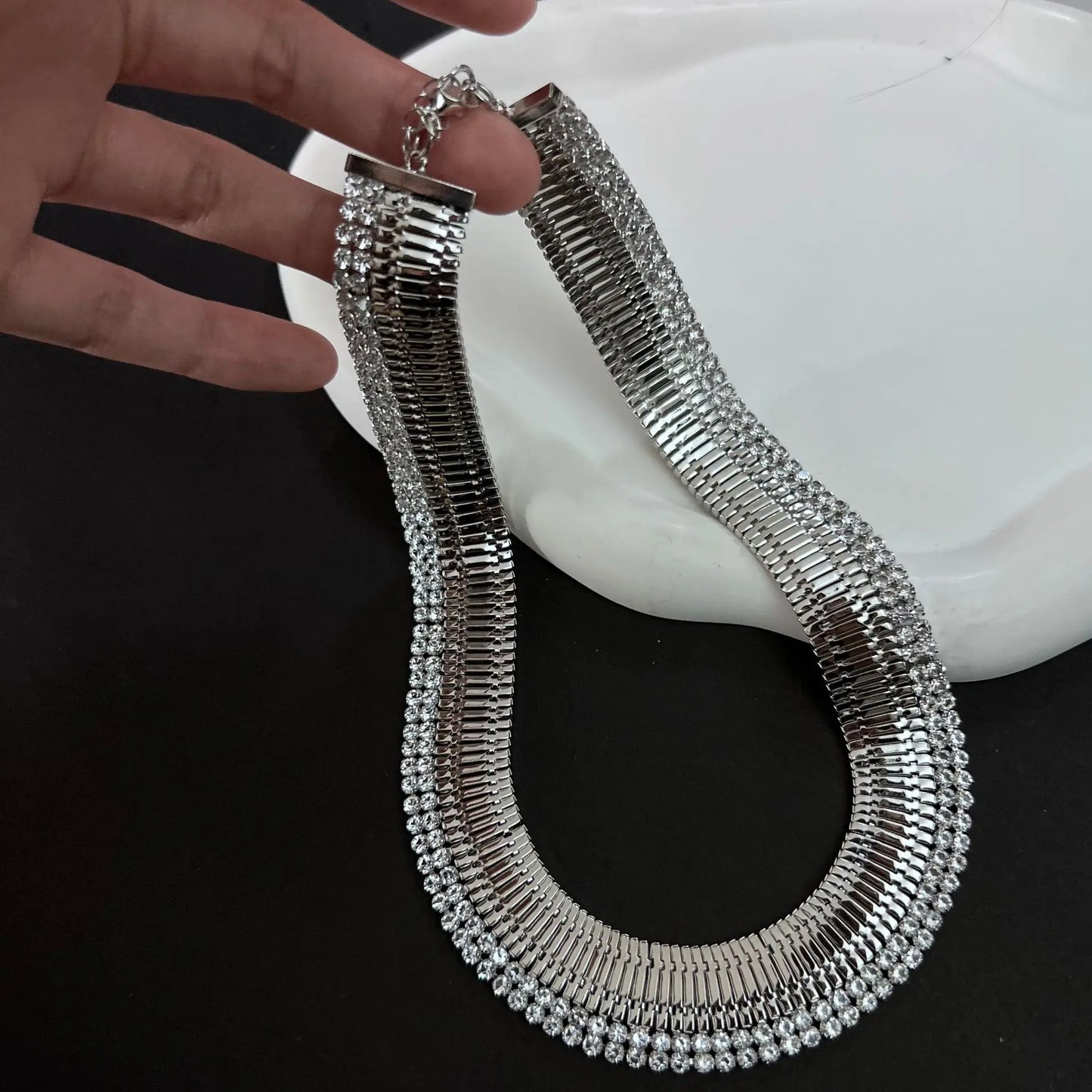 Elegant Vintage Collarbone Oval Portrait Chain Necklace for Women