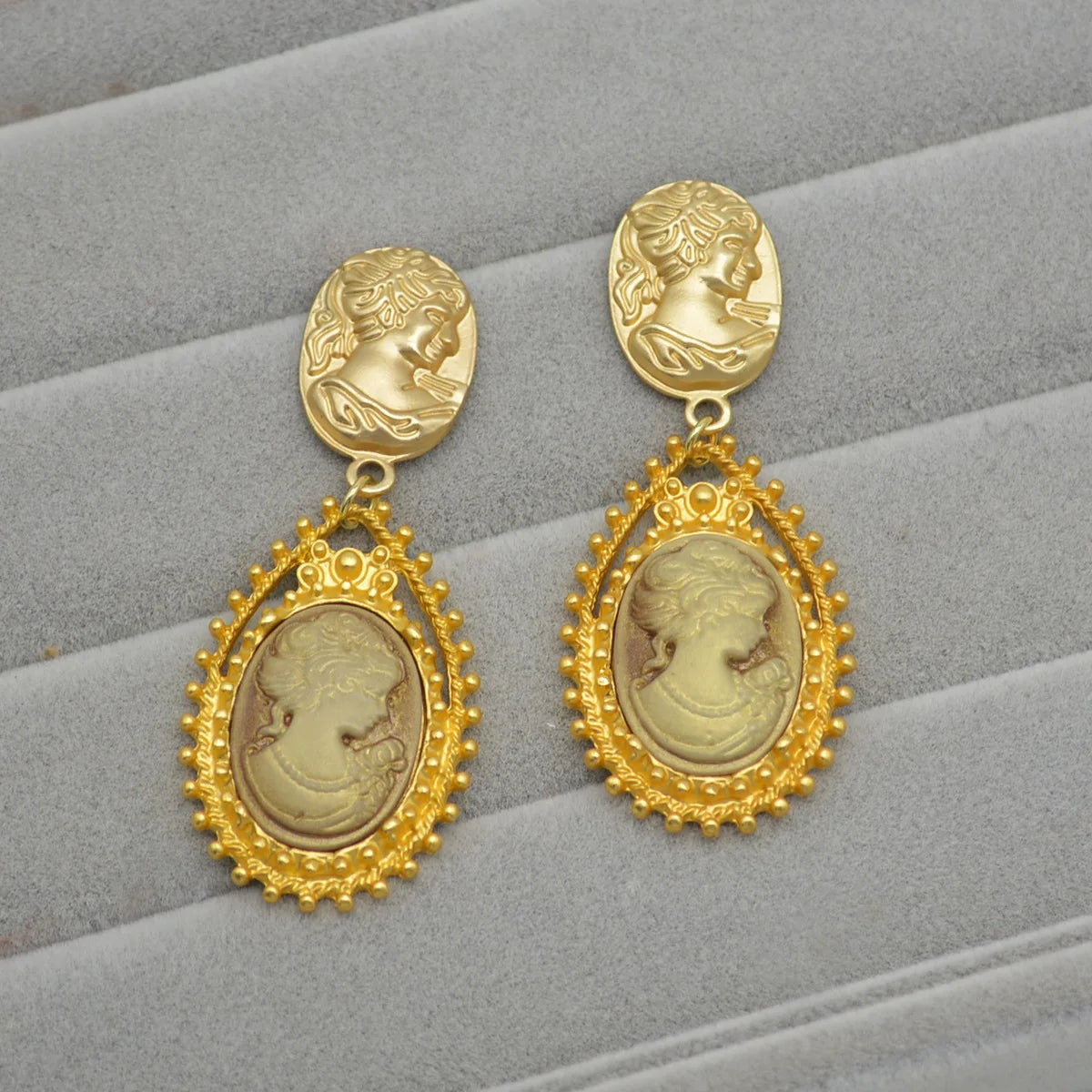 Elegant Vintage Collarbone Oval Portrait Chain Necklace for Women