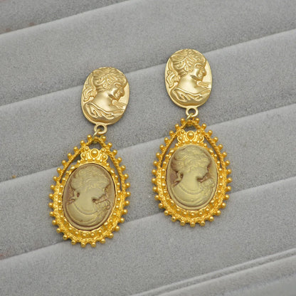 Elegant Vintage Collarbone Oval Portrait Chain Necklace for Women
