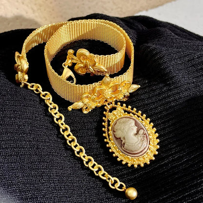 Elegant Vintage Collarbone Oval Portrait Chain Necklace for Women